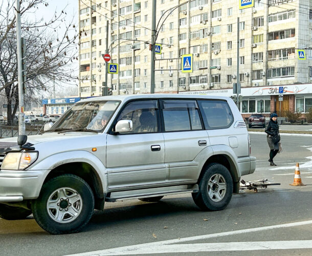 Сбитая на Первострителей велосипедистка, не спешившаяся на «зебре», получила травму ноги