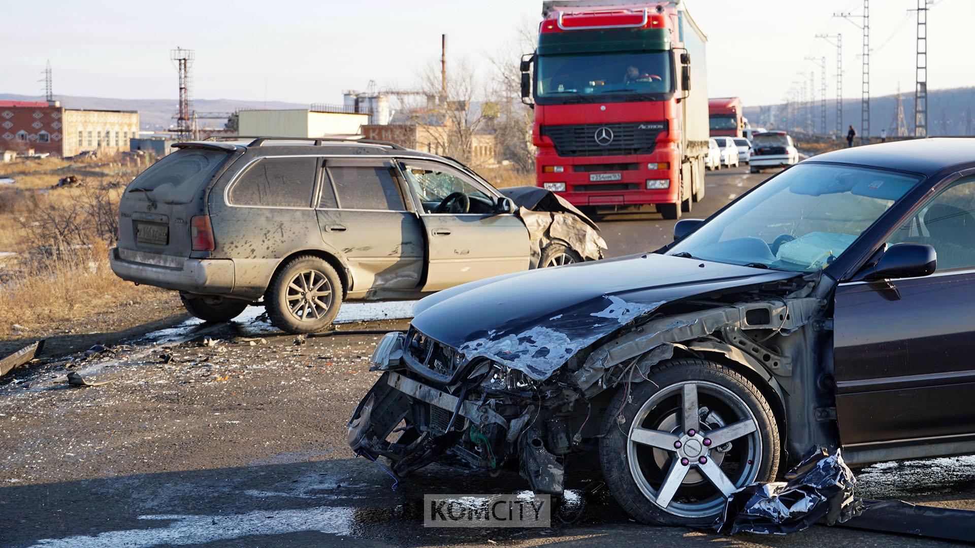 Тройное ДТП на Мостотряде устроил выехавший на встречку Марк-2