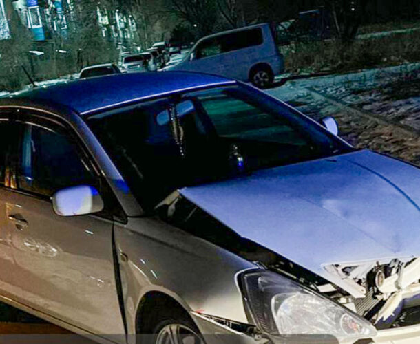 Пьяный водитель устроил аварию во дворе и сам пострадал