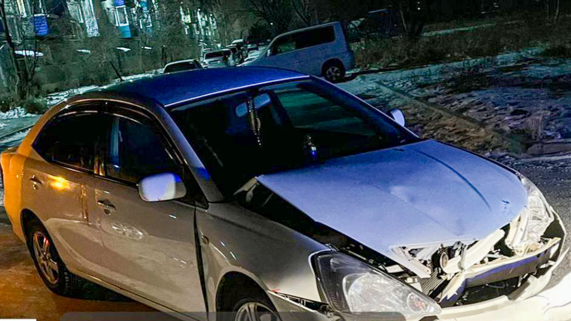 Пьяный водитель устроил аварию во дворе и сам пострадал