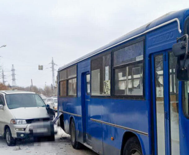 В тройном ДТП на Комшоссе — Базовой пострадал один из водителей