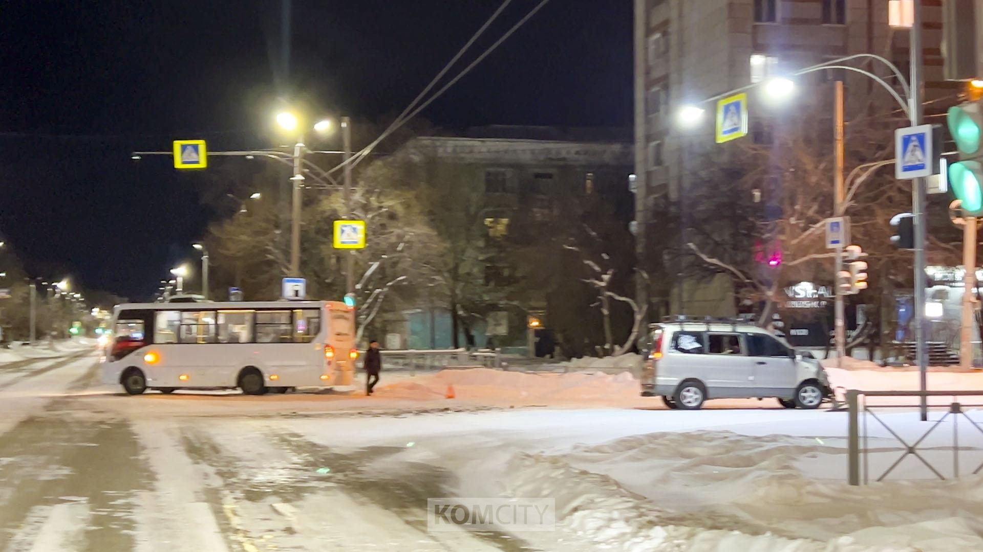 Ребёнок и трое взрослых получили травмы в столкновении автобуса и Таун Айса на Кирова — Красногвардейской