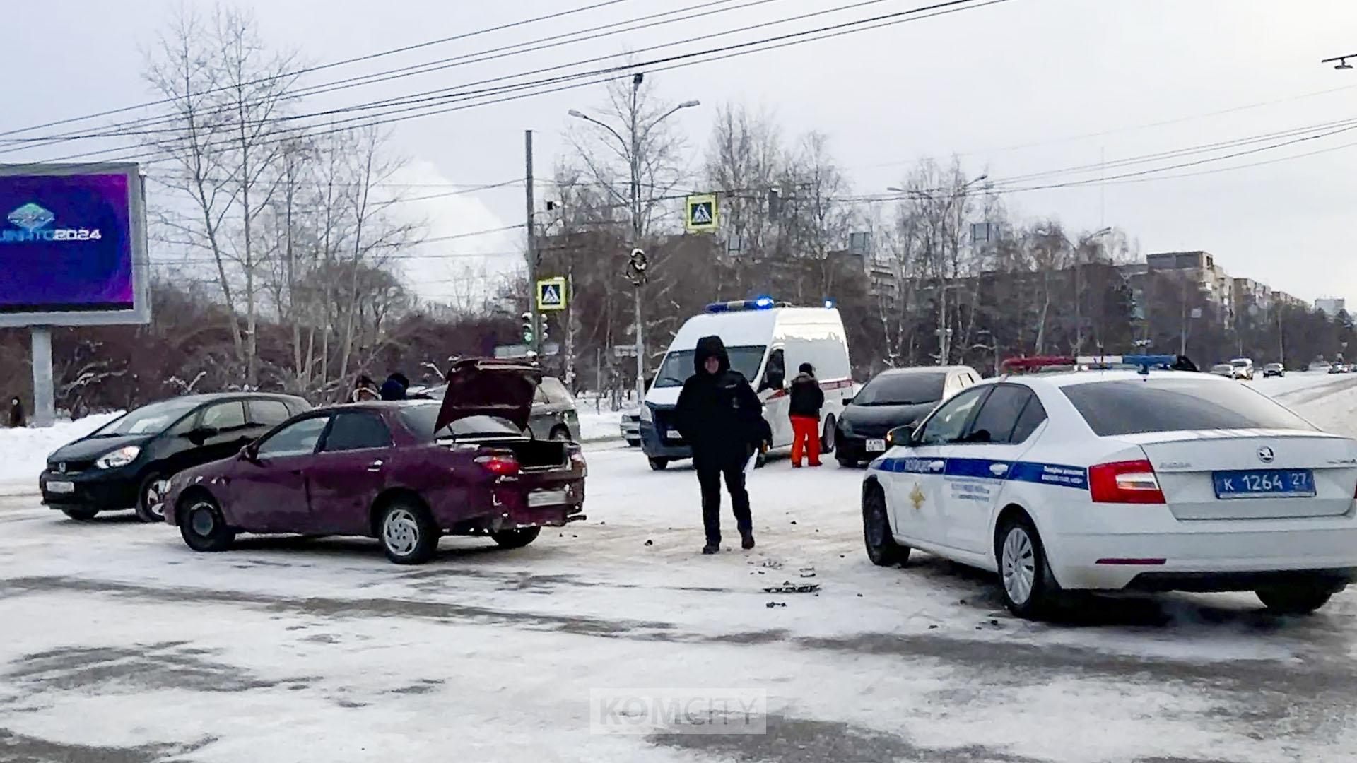 Машина ГАИ, везущая мужчину с обморожением в больницу, попала в ДТП на Ленина — Первостроителей