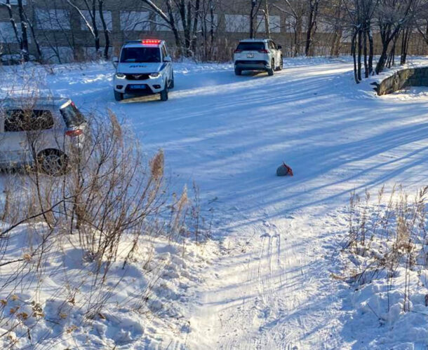 В Амурске ребёнок, скатившись с горки на ледянке, оказался под машиной