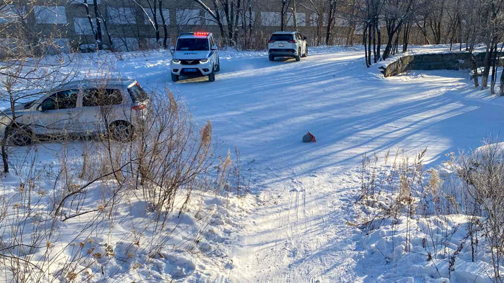 В Амурске ребёнок, скатившись с горки на ледянке, оказался под машиной