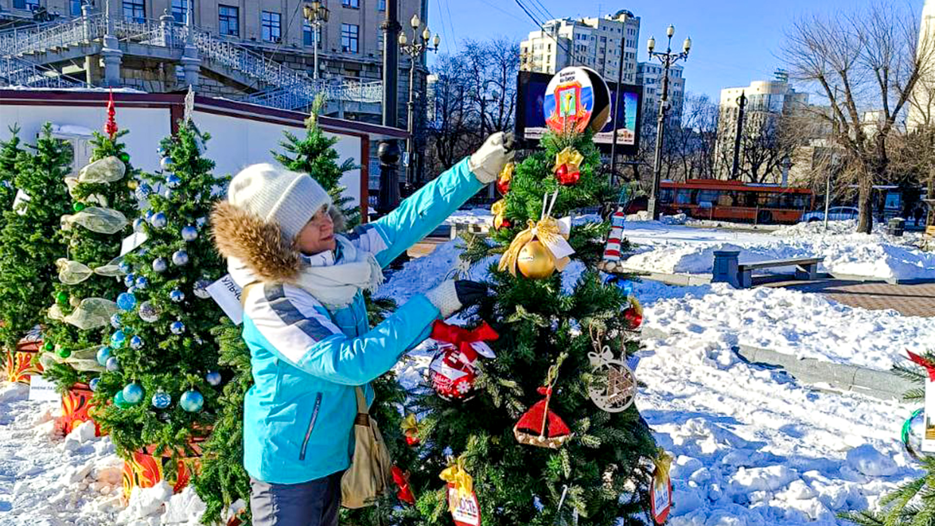 Ёлочку Комсомольска нарядили на хабаровской площади Ленина