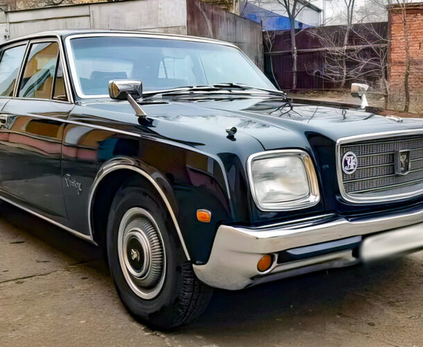 Легендарный императорский седан Toyota Century 1982 года выпуска продают в Комсомольске