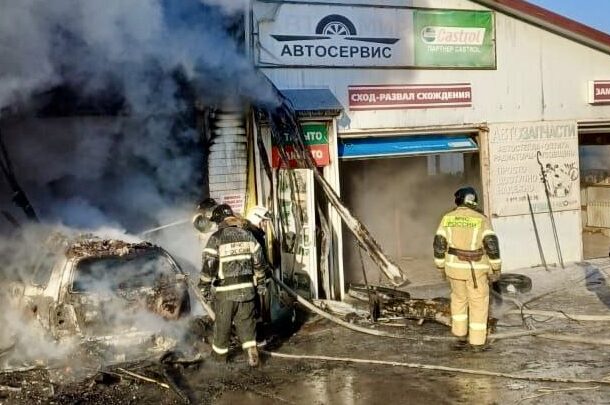 На пожаре в амурском автосервисе сгорели пять машин