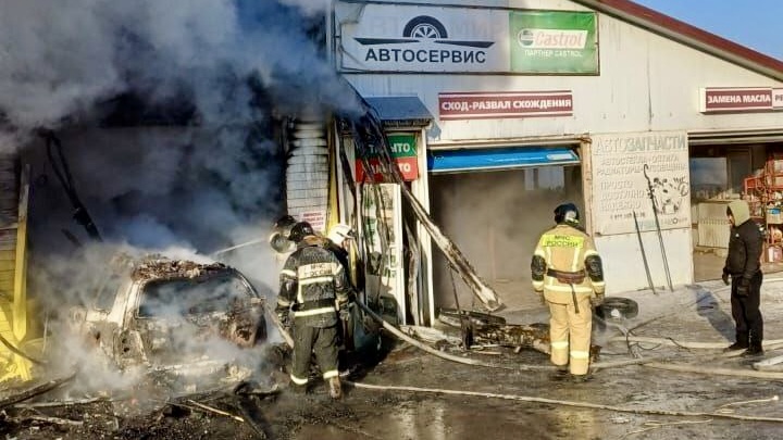 На пожаре в амурском автосервисе сгорели пять машин