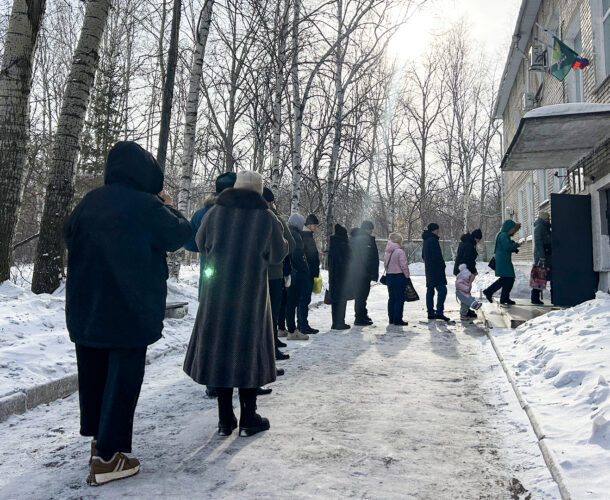 С нового года проход в службу судебных приставов существенно осложнился — ожидать приёма приходится на морозе