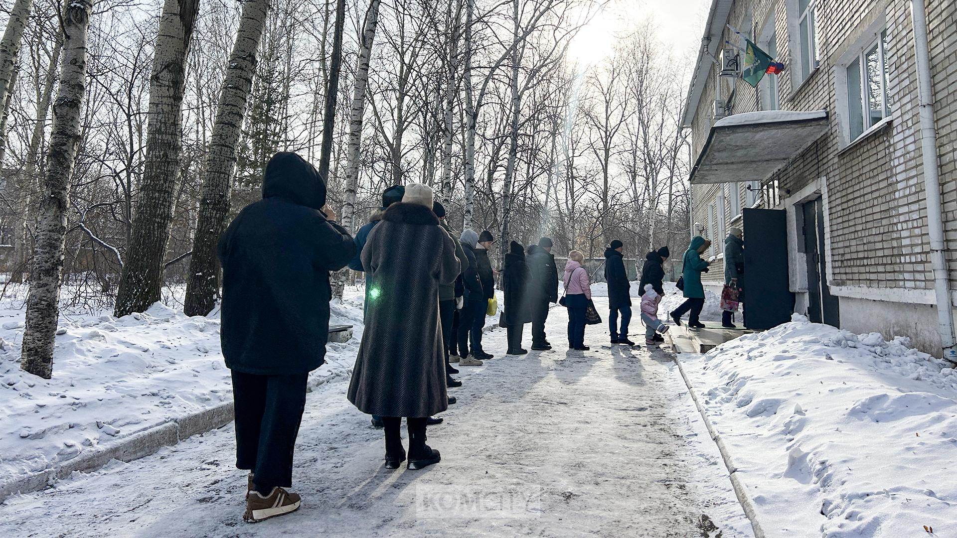 С нового года проход в службу судебных приставов существенно осложнился — ожидать приёма приходится на морозе