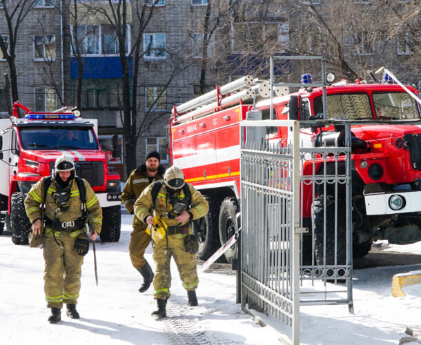 Восемь человек спасли комсомольские пожарные из горящей травматологии