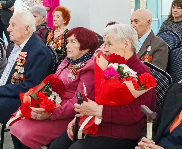 Комсомольским ветеранам вручили медали к 80-летию Победы в Великой Отечественной войне