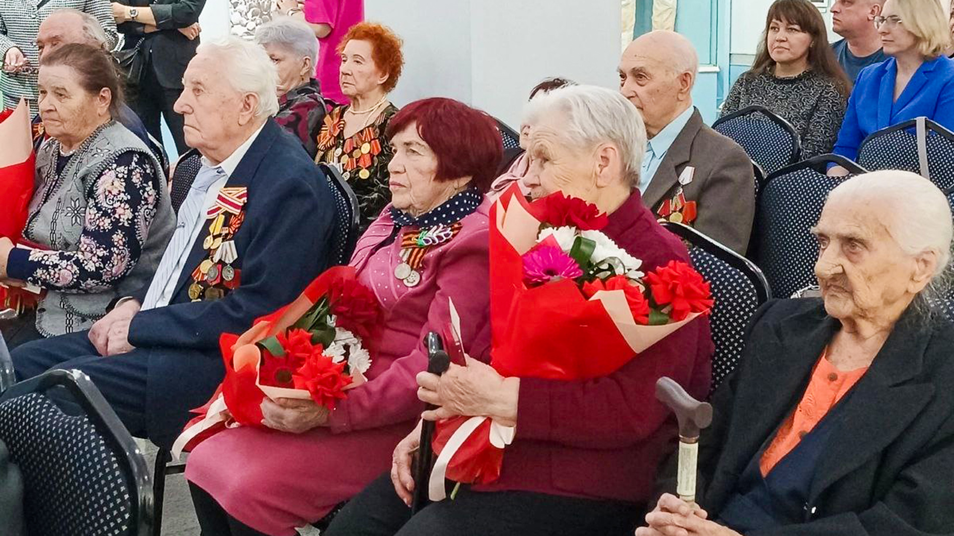 Комсомольским ветеранам вручили медали к 80-летию Победы в Великой Отечественной войне