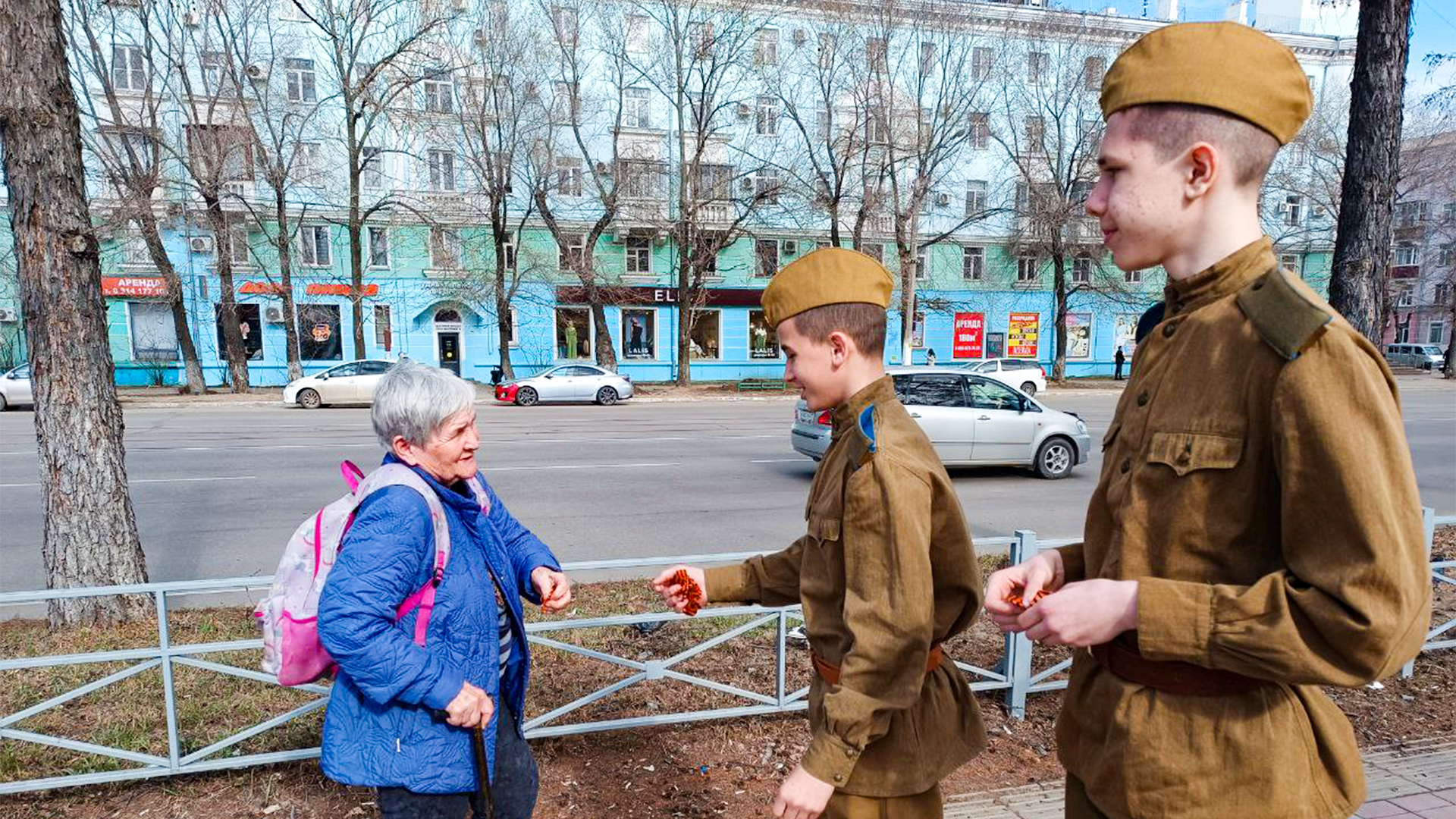 Тысячу Георгиевских ленточек раздали комсомольчанам — и это только начало
