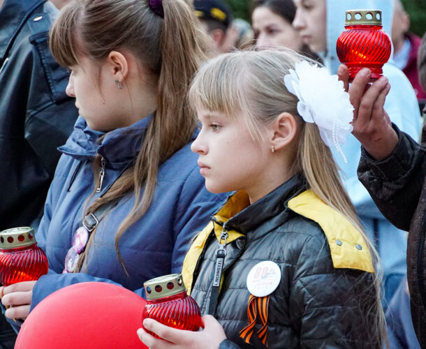 Свечи памяти зажгли на площади Макарова в память о тех, кто не вернулся с войны