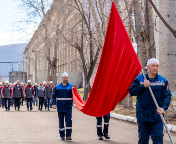 Огромный флаг Победы установили на заводоуправлении АСЗ