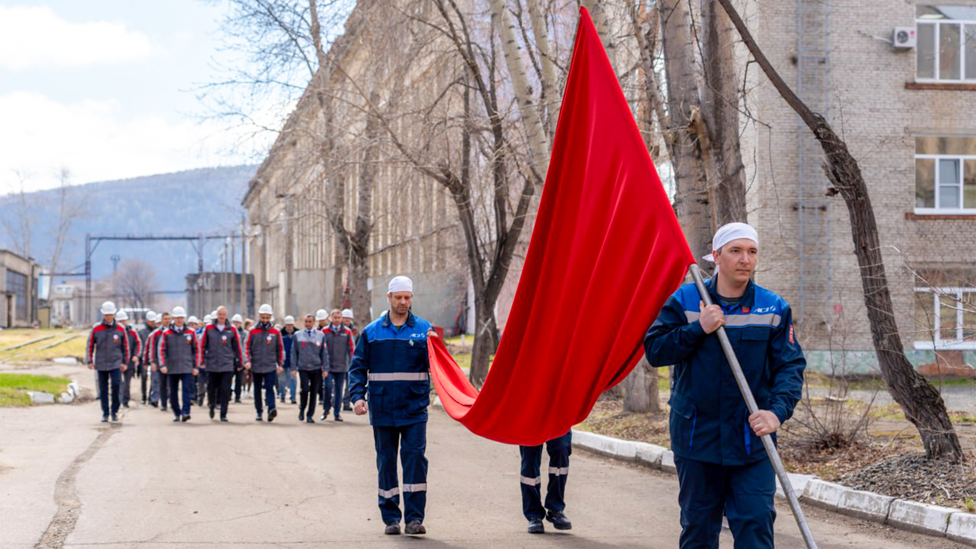 Огромный флаг Победы установили на заводоуправлении АСЗ