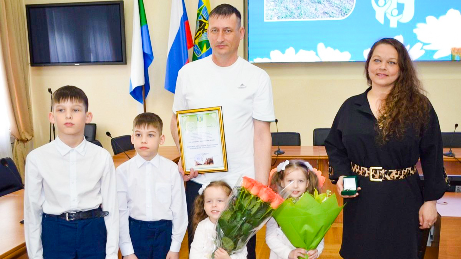 Трём многодетным семьям вручили награду за заслуги в воспитании детей