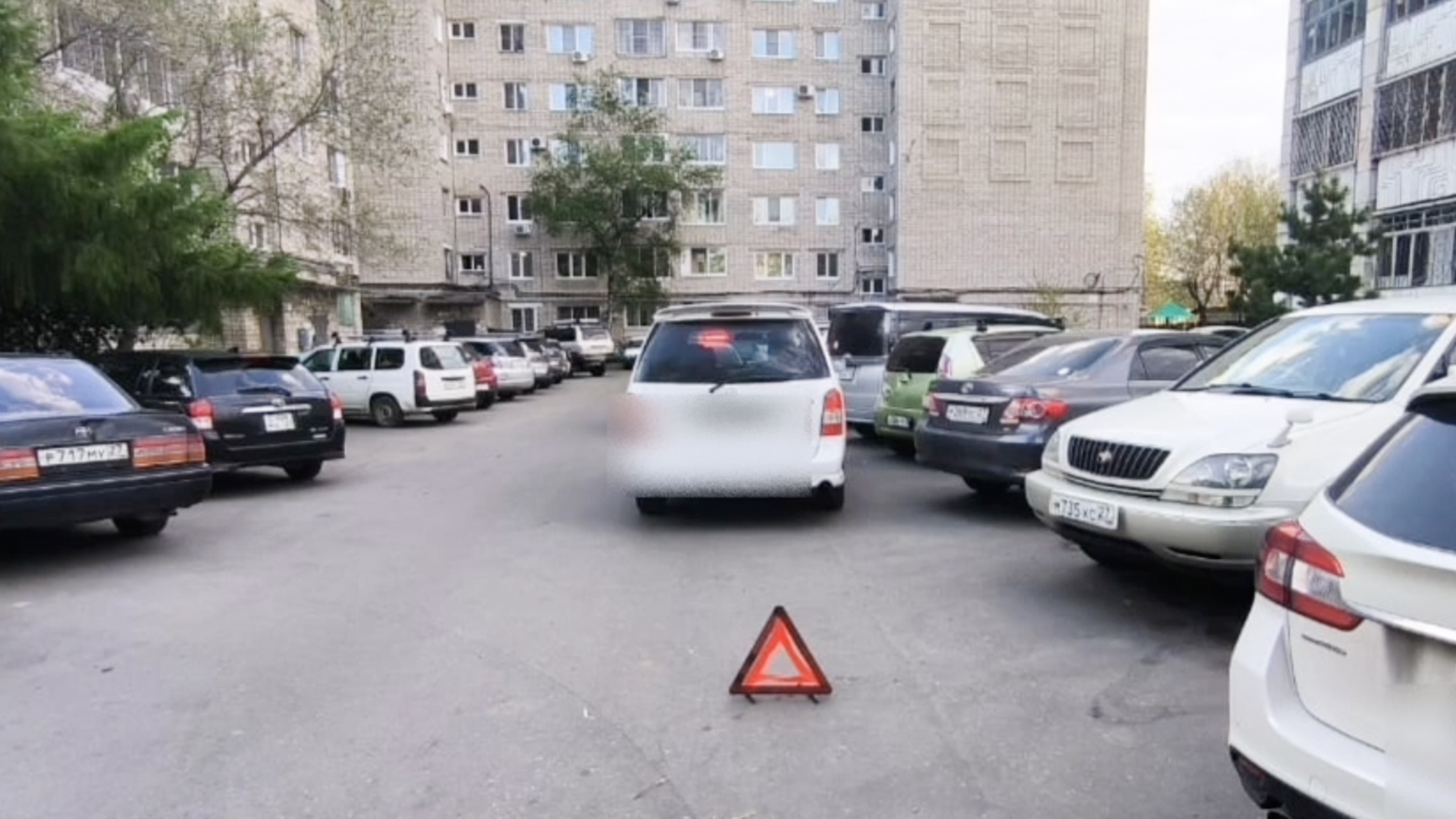 Во дворе на Севастопольской сбили школьника на самокате