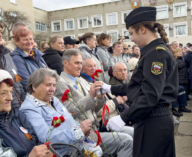 Не вернувшихся с войны заводчан вспомнили участники возложения цветов на площади Макарова