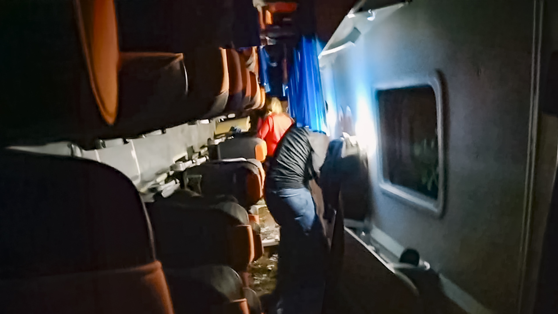 Три человека пострадали в аварии с опрокидыванием автобуса на Гасси