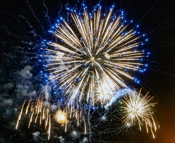 Праздничный фейерверк в честь Дня города продлился пять минут