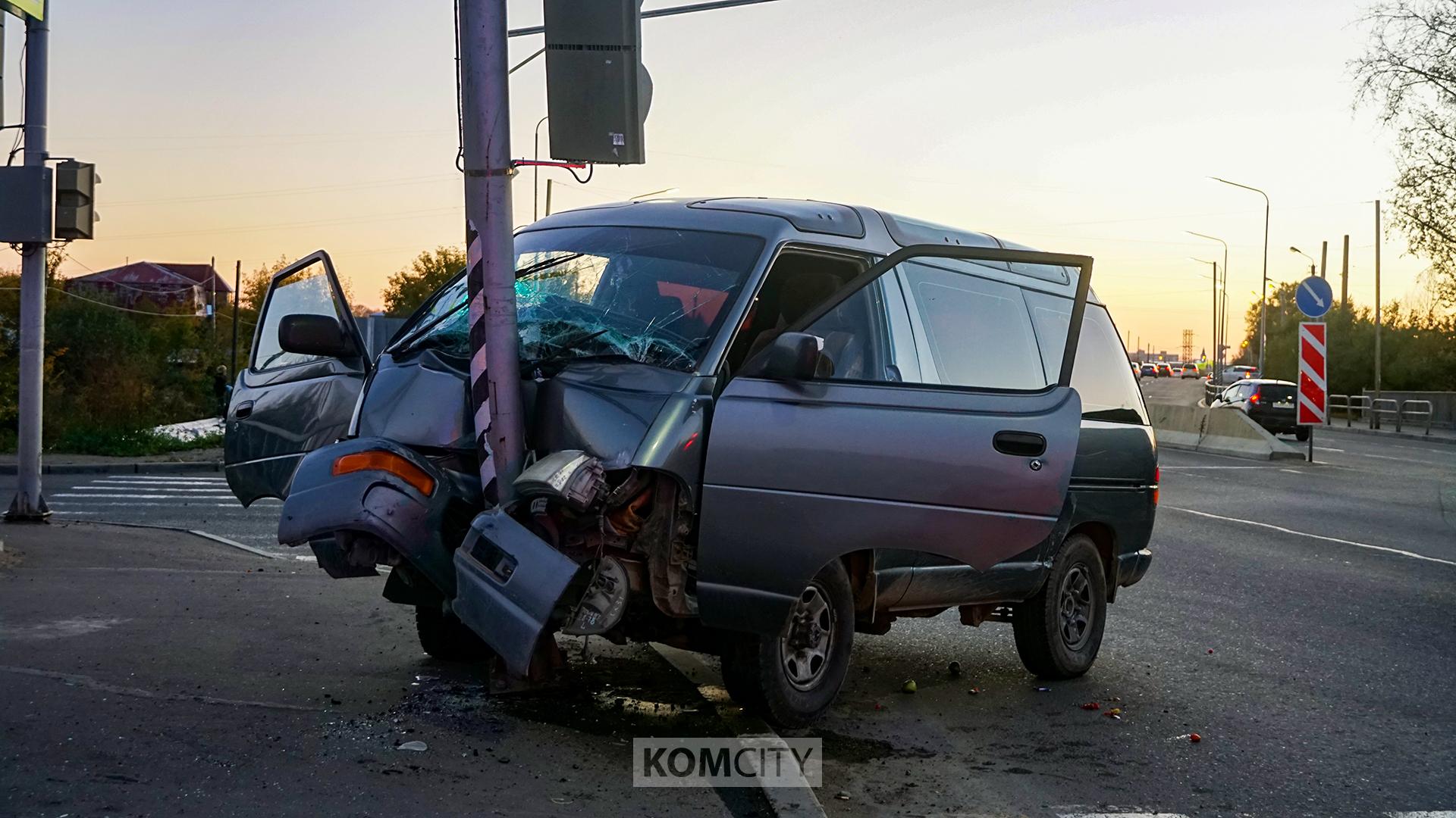 Водителя микроавтобуса, влетевшего в столб на Комшоссе, приговорили к условному сроку
