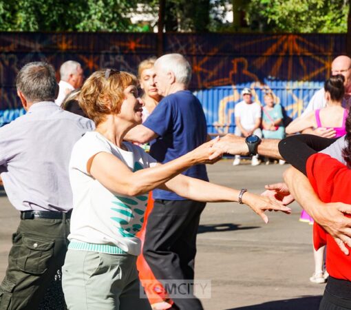 В эту пятницу в парке Судостроителей проведут первый в сезоне танцевальный ретро-вечер
