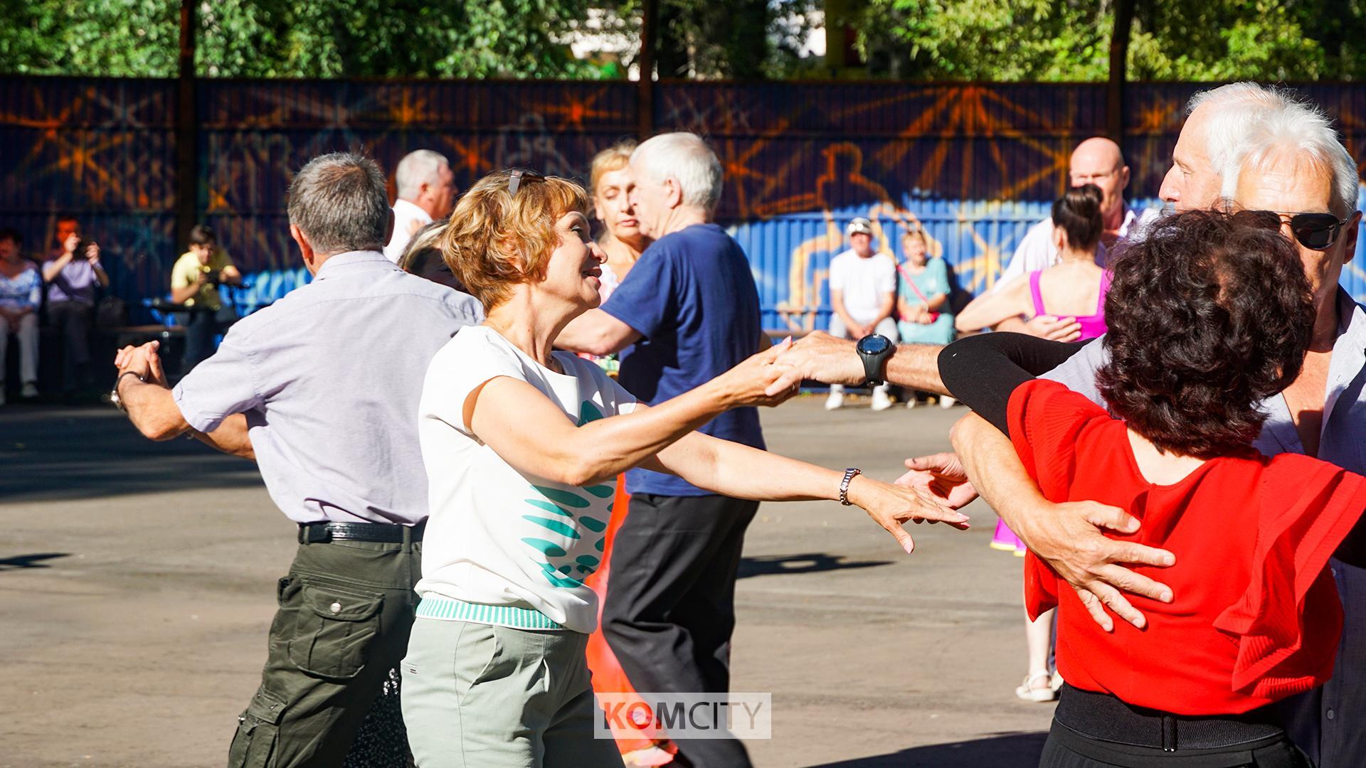 В эту пятницу в парке Судостроителей проведут первый в сезоне танцевальный ретро-вечер