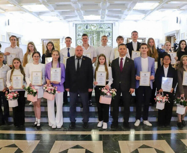 Комсомольские школьники, отличившиеся на всероссийских олимпиадах и ЕГЭ, получили по 100 тысяч рублей