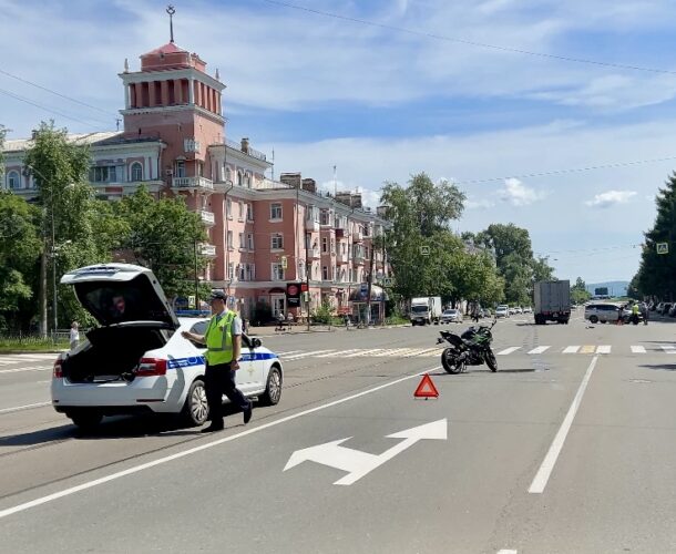 Мотоциклист с несовершеннолетней пассажиркой пострадали в столкновении на Мира