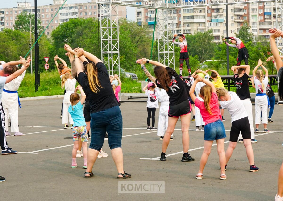 Пятую чемпионскую зарядку для комсомольчан проведёт мастер спорта по художественной гимнастике Полина Колпащикова
