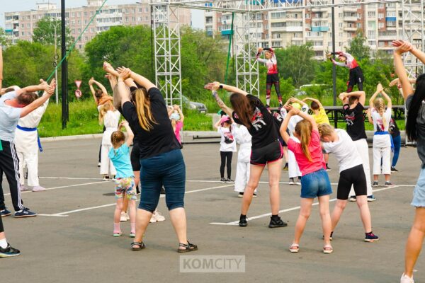 Пятую чемпионскую зарядку для комсомольчан проведёт мастер спорта по художественной гимнастике Полина Колпащикова