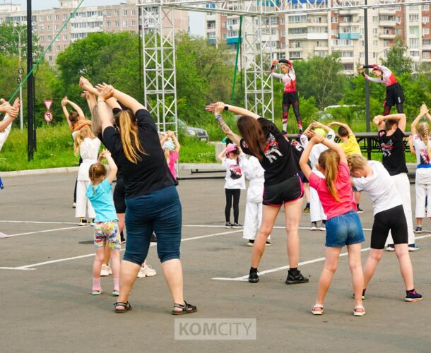 Пятую чемпионскую зарядку для комсомольчан проведёт мастер спорта по художественной гимнастике Полина Колпащикова