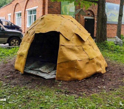 Летнее нанайское жилище обновили в визит-центре Комсомольского заповедника в Силинском парке