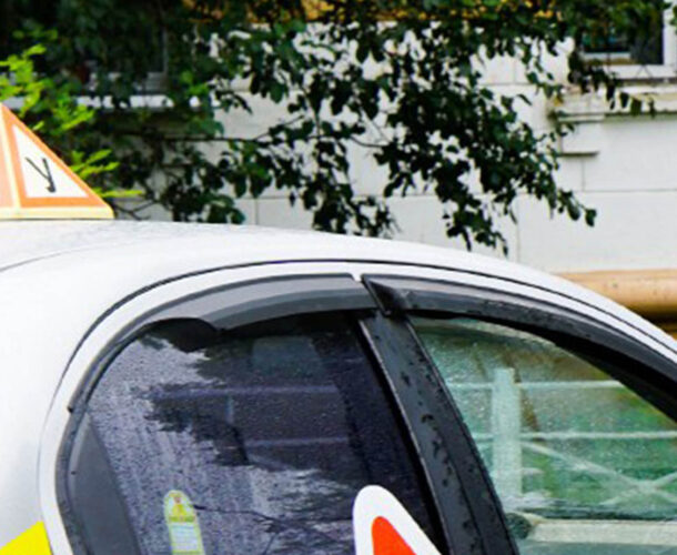 Инструктор автошколы обещал ученице за взятку «организовать» сдачу экзамена