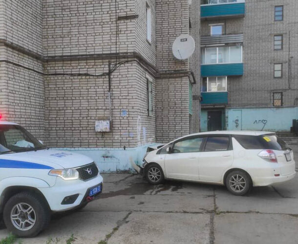 В Солнечном водителю стало плохо за рулём, и его машина врезалась в дом