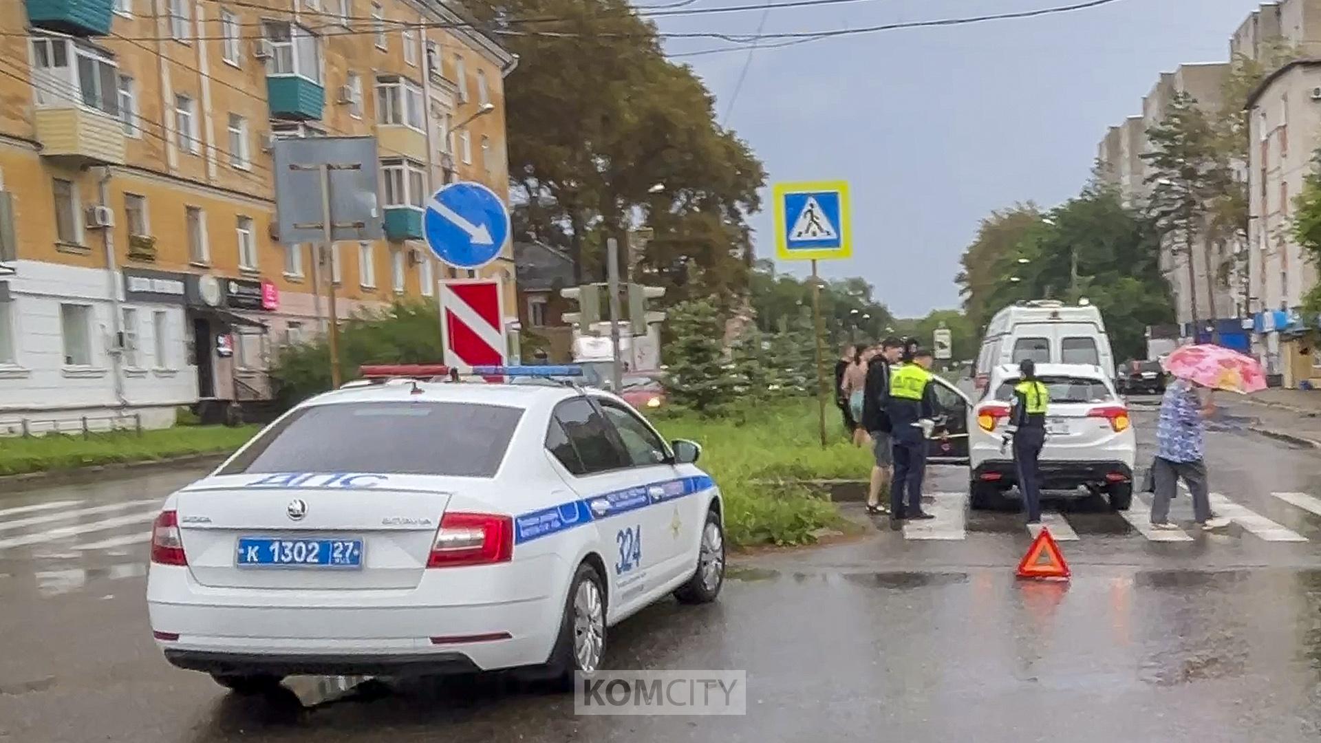 Подросток, перебегавший дорогу на красный свет, попал под машину и в больницу