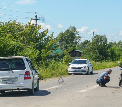 Пожилой водитель мопеда устроил столкновение на Восточном шоссе