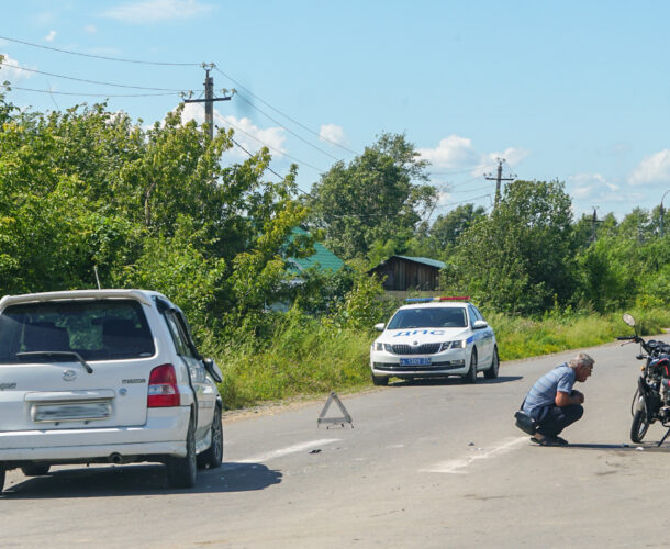 Пожилой водитель мопеда устроил столкновение на Восточном шоссе