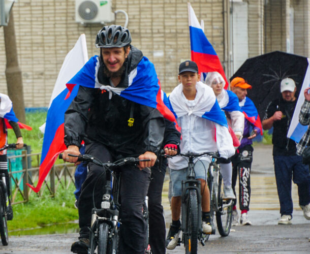 Патриотический велодвиж с флагами прошёл по сокращённому маршруту из-за дождливой погоды