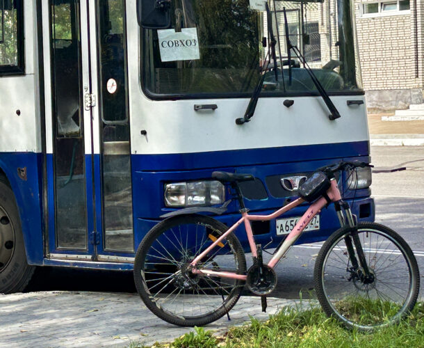 Пожилая велосипедистка врезалась в автобус на Советской
