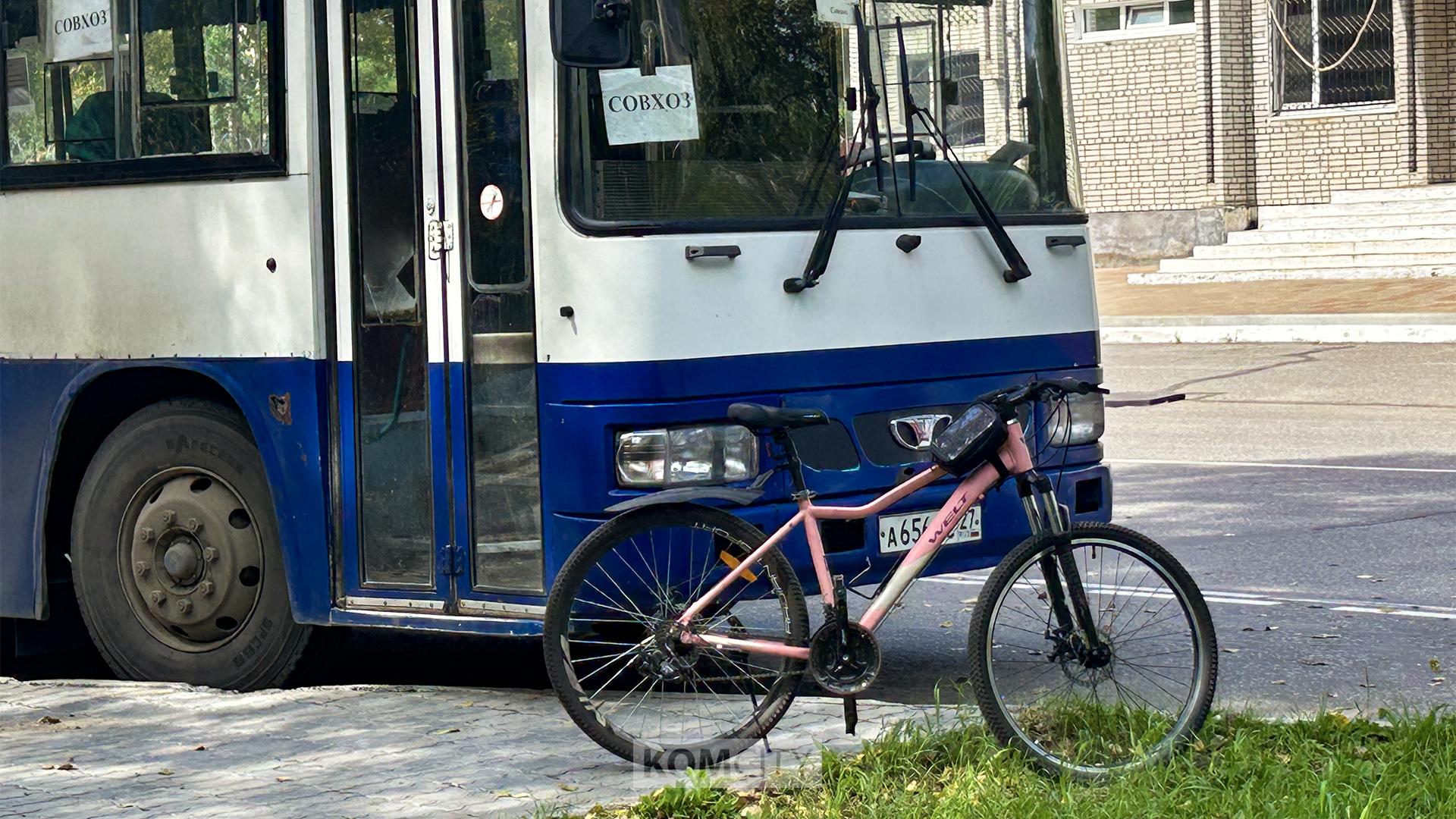 Пожилая велосипедистка врезалась в автобус на Советской