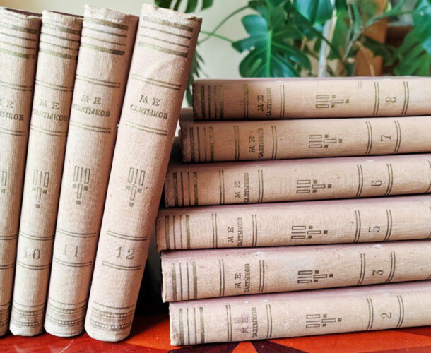 Редкие книги подарил комсомольчанин библиотеке Островского