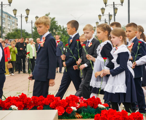 К стеле на Победе возложили цветы