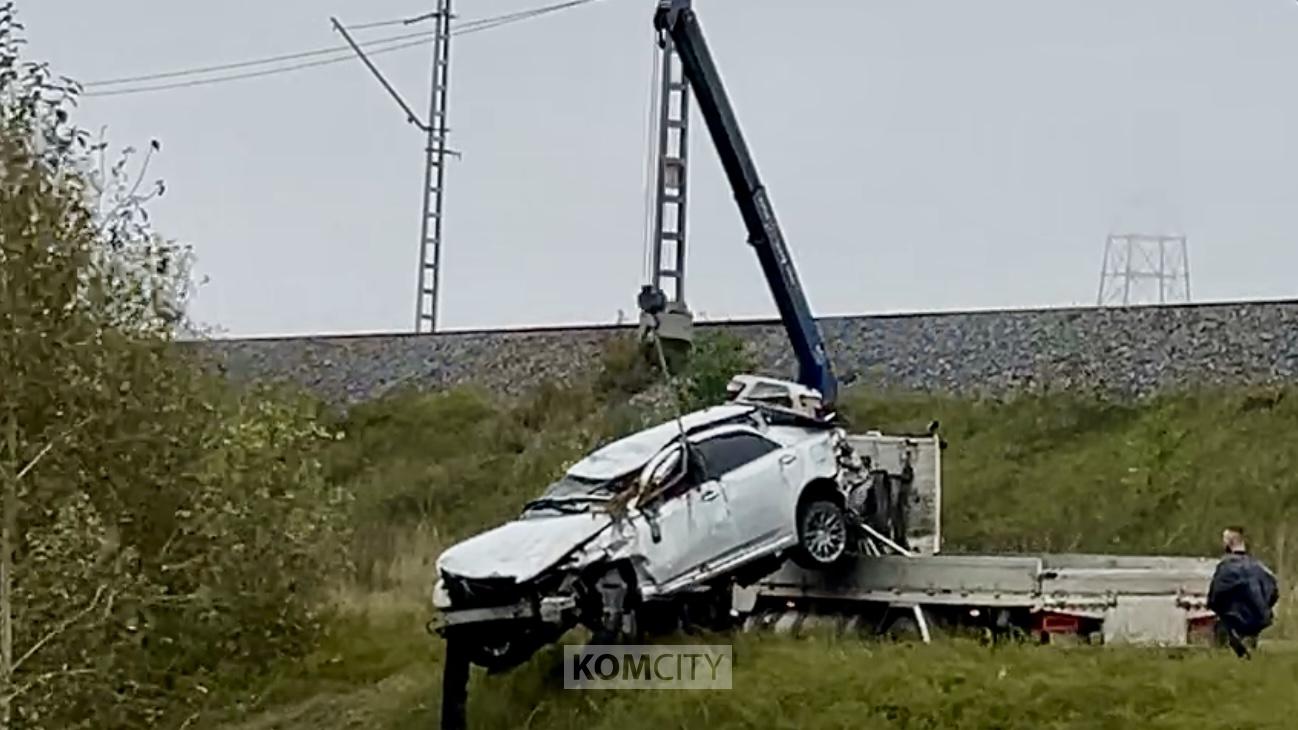 На Амурском шоссе Кроун улетел с дороги, два человека пострадали
