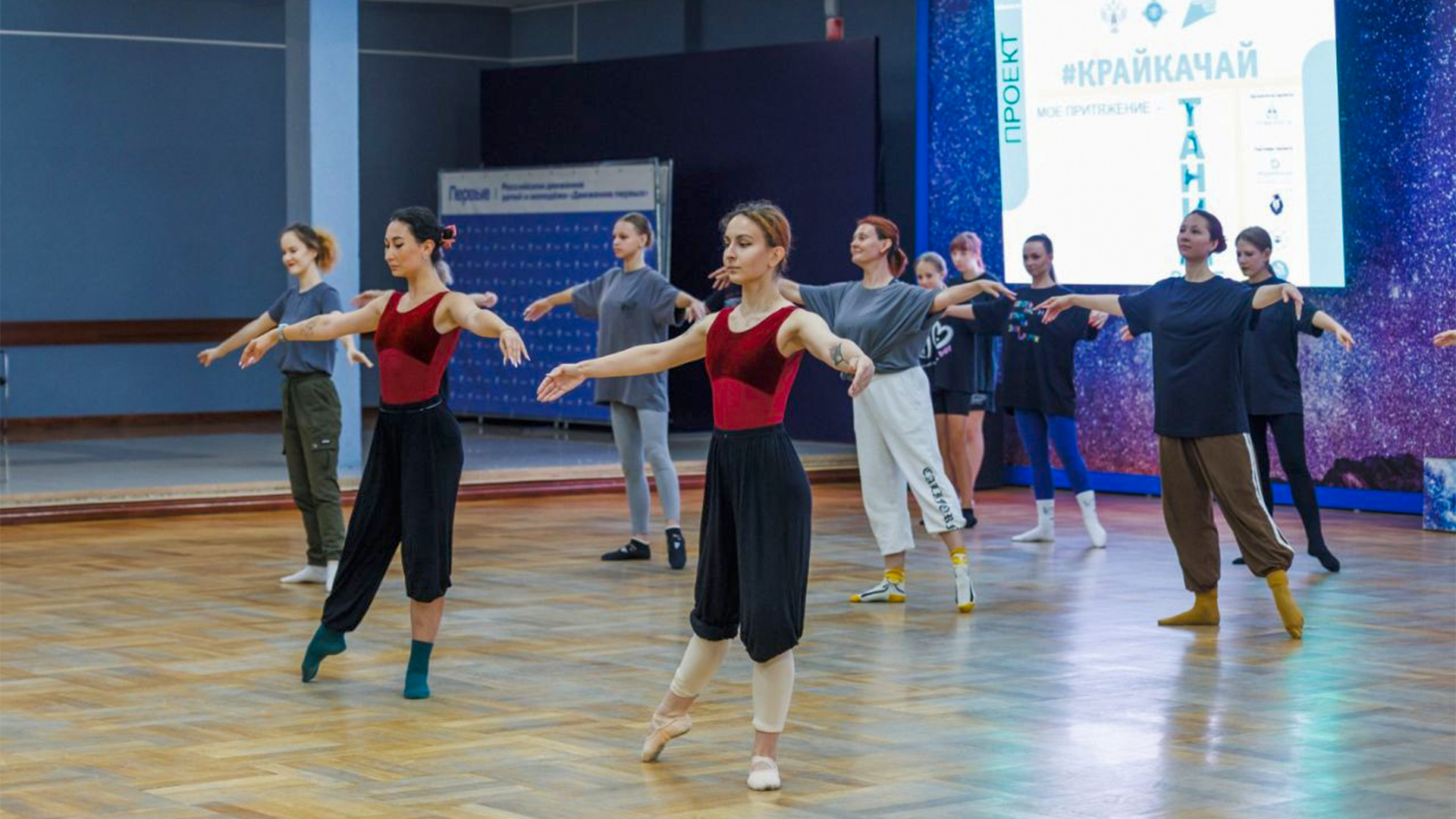 Артисты Академического музыкального театра дали мастер-класс комсомольским танцорам