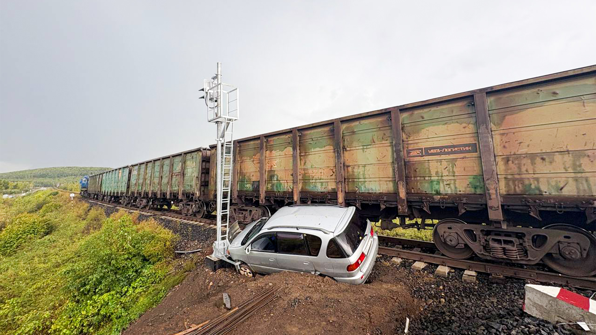 В столкновении машины и поезда под Амурском обошлось без пострадавших