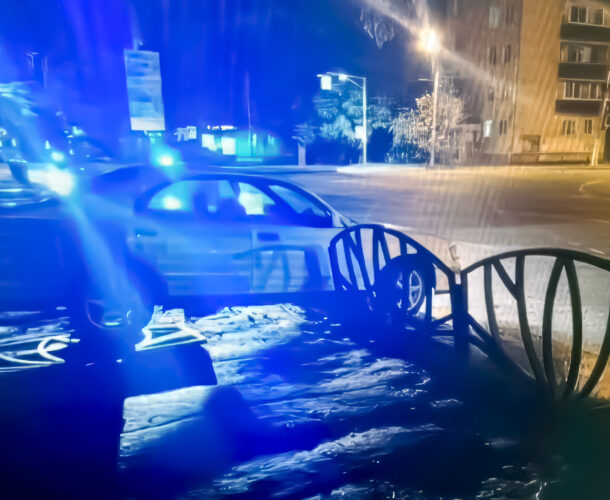 Пьяный гонщик поломал забор на Мира